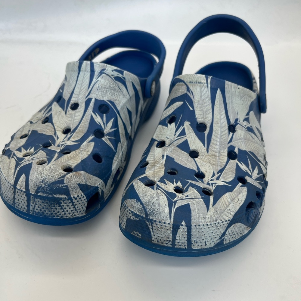 CROCS Navy Blue White Tropical Print Clogs